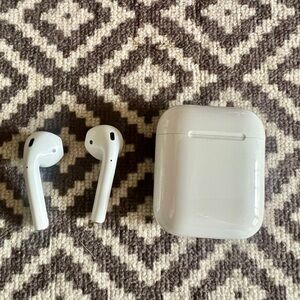 Apple Airpods (2nd Generation) & Charging Case